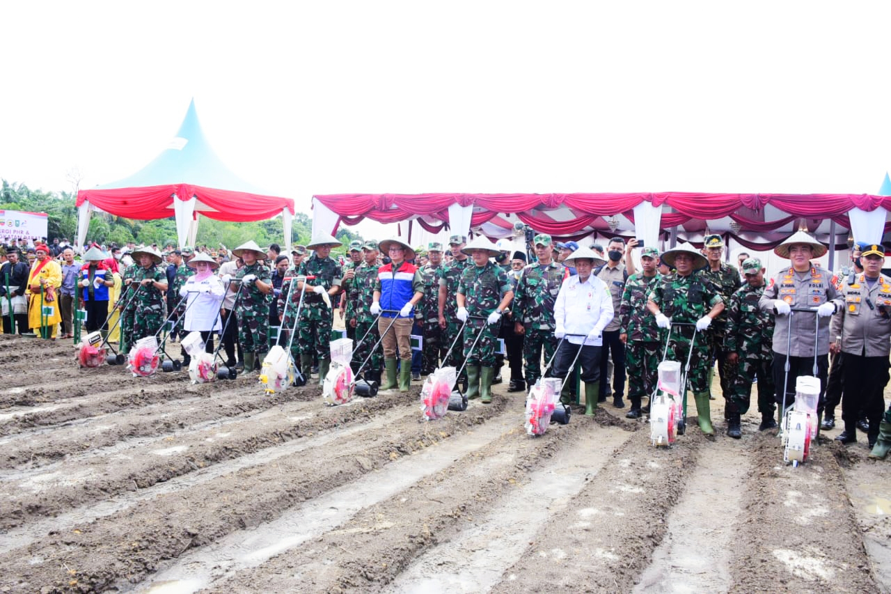 Dukung Ketahanan Pangan Nasional, TNI AD Bersama PHR Olah 100 Ha Lahan ...